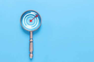 Büyüteç hedef simgeyi gösteriyor. Yönetici vizyon performansı konsepti bir iş planına ve başarı amacına ulaşmak için kurumsal hedef stratejisine odaklanma amacı büyümek için yatırım amacı