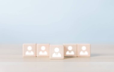 İnsan Kaynakları Yöneticisi. Şirket hizmeti kavramı, dünya genelinde müşteri toplama, ağ bağlantıları, işe alma ve işe alma süreci insanları ve iş dünyasını dijital teknolojiyle yönetir.