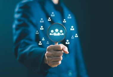 İnsan kaynakları müdürü, İnsan Kaynakları veya CRM. Şirket hizmeti kavramı, dünya genelinde müşteri toplama, ağ bağlantıları, işe alma ve işe alma süreci insanları ve iş dünyasını dijital teknolojiyle yönetir.