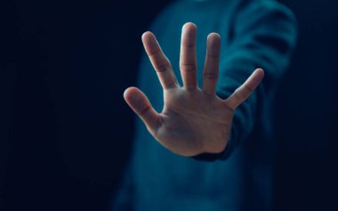 Avuç içi hareketlerinin durması, konsept şiddeti, uyarı, reddetme, savunma, dikkat. Erkeklerin el işareti dur demektir.