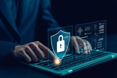 Siber güvenlik interneti. Kilit işareti saldırıları bir hackerdan koruyor. Güvenli veri konsepti, bilgi teknolojisi dijital, virüsler siber ve suç. Çevrimiçi bir sistemde parola güvenliği ve gizlilik