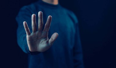 Avuç içi hareketlerini gösteren kişinin eli şiddet, uyarı, reddetme ve savunma kavramlarını durdurur. Erkeklerin el işareti, dur, dikkat.