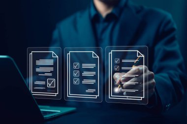 Dizüstü bilgisayardaki inceleme parçasında tik işareti var. Belgeler listesinde görev denetimi kavramı, seçenek kontrol formu çevrimiçi, kontrol listesi işlem düzeni, iş görev ayrıntılarını doğrulama ve değerlendirme tiki