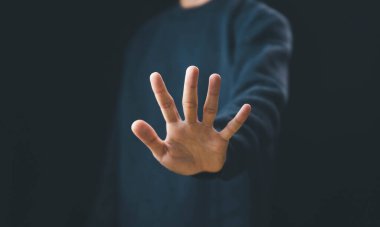 El hareketlerinin durması, şiddet, savunma, reddetme, jestlerin durması dikkat.