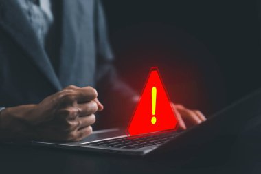 Dizüstü bilgisayar sistem arızası ve uyarı spam sinyali gösteriyor. konsept sızıntısı yazılım verileri, web sitesi teknolojisi riski çevrimiçi, bilgisayar saldırıya uğradığında tehlike uyarısı