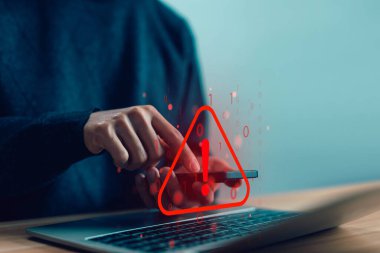Eğer bir bilgisayar saldırıya uğrarsa uyarı tehlikesi, bilgisayardaki sistem arızasının siber hata sembolü uyarı işareti. konsept risk konsepti web sitesi teknolojisi dijital çevrimiçi, bildirim spam, yazılım veri sızıntısı