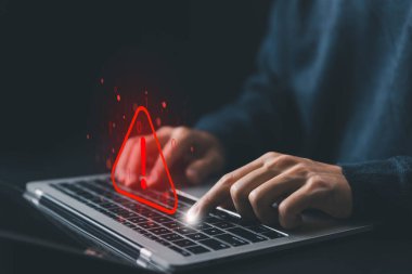 Eğer bir bilgisayar saldırıya uğrarsa, uyarı tehlikesi, dizüstü bilgisayardaki siber hata sembolü uyarı işareti. İnternet sitesi teknolojisinin konsept riski dijital, bildirim spam, yazılım da sızıntısı