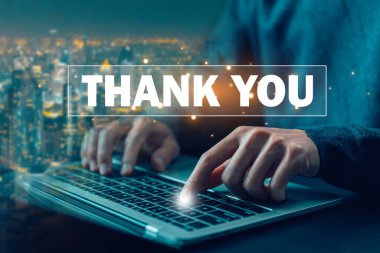 Teknoloji dijital sunumu, bir iş adamının dizüstü bilgisayar kullanması ve mesajı ekranda göstermesi. Tebrikler konsepti, iş için teşekkürler, takdir ve minnettarlık.