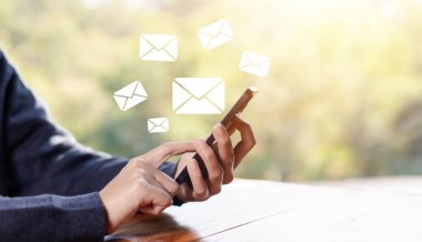 Akıllı telefondan bilgi iletisi gönder. Dijital ortamda akıllı SMS postaları. İş iletişimi haber bülteni kavramı. Sosyal medya pazarlama. Web 'e metin yaz, e- posta at