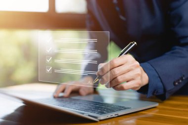 İşletme ve banka işlemlerinde kullanılan imzalar, iş adamlarının imzaları bilgisayardaki online teknolojide bir anlaşma formu oluşturuyor. Belge konsepti elektronik akıllı sözleşme, form anlaşması dijital.