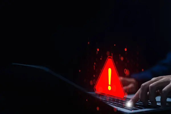 Bir bilgisayar saldırıya uğradı, yazılım verileri sızdırıldı. Bilgisayardaki sistem arızası için siber hata sembolü uyarısı. Web sitesi teknolojisinin konsept riski dijital, bildirim spam, uyarı tehlikesi