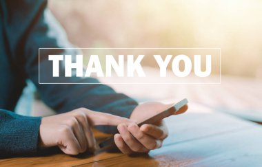 Akıllı telefon kullanan bir işadamı, dijital teknolojinin sunumuna teşekkür mesajı gönderiyor. Teşekkür işi, takdir ve minnettarlık kavramı, tebrikler.