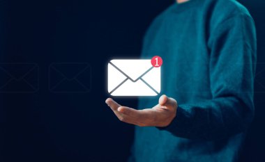 El şovu e-postası. simge yeni e- posta, bilgi iletisi. Dijital ortamda akıllı SMS postaları. İş iletişimi haber bülteni kavramı. Sosyal medya pazarlama. Web 'e metin yaz