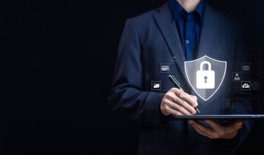 Çevrimiçi bir sistemde şifre ve gizlilik. Siber güvenlik interneti. Kilit işareti saldırıları bir hackerdan korur. Güvenli veri konsepti, bilgi teknolojisi dijital, virüsler siber ve suç