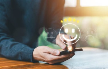 5 yıldızlı müşteri değerlendirmesi, en iyi geri bildirim müşterisi, ikon mutlu gülümseme. İnternet sitesindeki bir kullanıcının konsept hizmeti dijital, tatmin anketi. deneyim iş kalitesinde pozitif