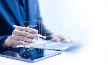 Bir dizüstü bilgisayardaki belge listesindeki görev denetimi, anket ögesinde kontrol işaretini işaretleyin. Kontrol listesi sıralama kavramı, seçenek kontrol formu çevrimiçi, iş doğrulama görev ayrıntısı, değerlendirme işareti