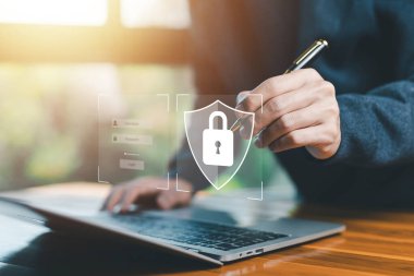 Güvenli veriler, siber güvenlik interneti. Kilit işareti saldırıları bir hackerdan korur. Çevrimiçi bir sistemde şifre güvenliği ve gizlilik kavramı, bilgi teknolojisi dijital, virüsler siber ve suç