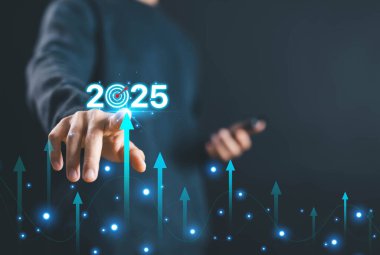 Ekonomik analiz 2025, finansal başarı hedefi ve bütçe. Büyüyen endüstri teknolojisinde yatırım pazarından kar elde etme kavramı, eylem iş planının yeni yıl 2025 büyümesini hedeflediğini gösteriyor..