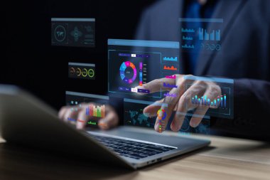 Platform dijital teknolojisi üzerine araştırma, analist sistem veritabanını, analiz veri planlarını ve raporları yönetir. Bilgisayarda bir gösterge tablosu gösterir. Analitik iş kavramı