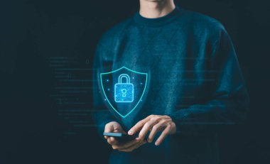 Siber güvenlik internet konsepti. Kilit işareti saldırıları bir hackerdan korur, güvenli veriler, virüsler siber ve suç. bilgi teknolojisi dijital, şifre güvenliği ve bir çevrimiçi sistemde gizlilik