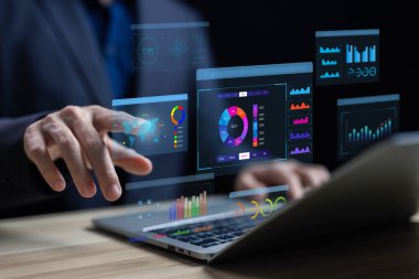 Platform dijital teknolojisi üzerine araştırma, analist sistem veritabanını, analiz veri planlarını ve raporları yönetir. Bilgisayarda bir gösterge tablosu gösterir. Analitik iş kavramı