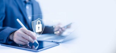 Kilit işaretli siber güvenlik teknolojisi dijital bilgi, bir çevrimiçi sistemde şifre gizlilik. Suçtan, virüs siberinden, saldırıların hackerdan korunması konsepti