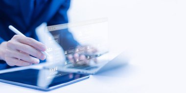 İnsan yönetici müşteri toplar ve çevrimiçi dijital teknoloji kiralar. İnsan kaynakları yöneticisi konsepti. İnsanları işe alma süreci yönetiyor. İnsan kaynakları ve şirket hizmetlerinin dünya çapında ağ bağlantıları var.