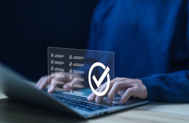 Kontrol listesi konsepti, ayrıntılı iş doğrulama görevi, seçenekler kontrol formu içindeki tik işareti değerlendirmesi, işlem düzeni. Belgeler listesinde görev denetimi, bir dizüstü bilgisayardaki anket ögesinde kontrol işaretini işaretleyin.