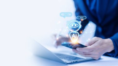 Akıllı robot sohbeti. Chatbot bilgi komutunu üretiyor ve dijital teknolojiyi çalıştırıyor. Robot yapay zeka kavramı müşteriler için açıktır. AI iş iletişiminin geliştirilmesi