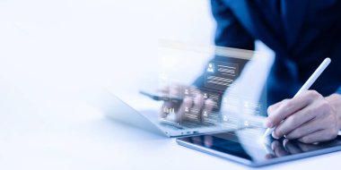 İnsan yönetici müşteri toplar ve çevrimiçi dijital teknoloji kiralar. İnsan kaynakları yöneticisi konsepti. İnsanları işe alma süreci yönetiyor. İnsan kaynakları ve şirket hizmetlerinin dünya çapında ağ bağlantıları var.