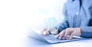 Yapay zeka sohbeti oluşturur. Akıllı robot sohbeti. Komuta konsepti bilgi, iş iletişimi, robot yapay zekası müşteriler için açıktır. Chatbot dijital teknolojisinin geliştirilmesi