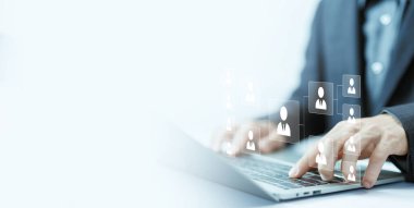 Insan yönetici çevrimiçi dijital teknoloji, ve işe alma. İK işi, şirket servisinin dünya çapında ağ bağlantıları var. İnsan kaynakları yöneticisi konsepti. Adam toplama süreci insanları yönetir, müşteri toplar.