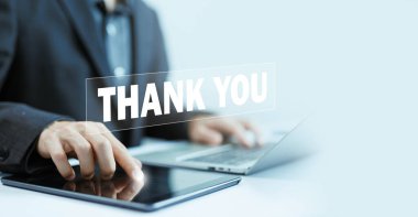 Teşekkür ederim. İş adamı dizüstü bilgisayar kullanıyor ve mesajı ekranda gösteriyor. Takdir ve minnettarlık kavramı, tebrikler, dijital teknolojinin sunumu