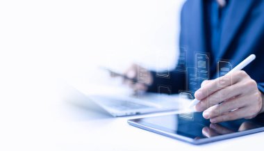 Veritabanında kaydedilen yönetim yazılımı olan bir dizüstü bilgisayardaki belge verilerini yönetir. Belge dosyaları konsepti dijital elektronik, iş kağıtsız. ERP, işletme kaynak planlama sistemi
