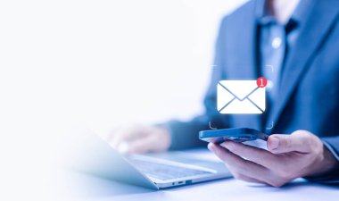 Akıllı telefondan simge yeni e- posta, bilgi iletisi gönder ve web 'e metin yaz. Dijital ortamda akıllı SMS postası kavramı. İş iletişimi bülteni. sosyal medya pazarlaması