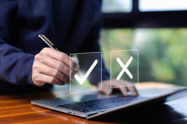 Dizüstü bilgisayardaki doğru ve yanlış işaretleri seçmeye karar verirsen, evet ya da hayır. Zor durumlar için iş seçenekleri kavramı, doğru ve yanlış semboller, ikilem. İşaretleme işaretini seçin