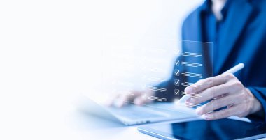 Kontrol listesi konsepti, bir dizüstü bilgisayardaki denetleme işaretini işaretleyin. Seçeneklerdeki tik işareti değerlendirmesi çevrimiçi kontrol formu, işlem düzeni, ayrıntılı iş doğrulama görevi, belge listesinde görev denetimi