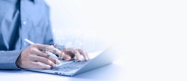 Bilgisayar bilgisayarındaki akış çizelgeleriyle birlikte iş akışı otomasyonu dizayn et. Diyagram algoritma akışı, model çalışma yapısı dijital, hiyerarşi şeması. iş süreci ve veri yönetimi organizasyonu