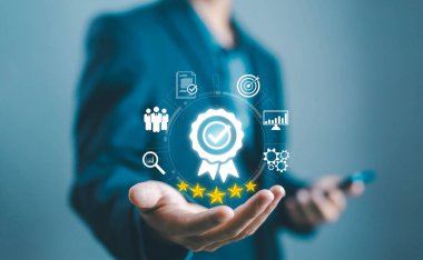 Kalite güvence süreci ve müşterilerden memnuniyet, hizmet en iyi sertifikalandırma endüstrisi. Kalite kontrol konsepti. hizmet sistemi işletme sertifikası standart izo dijital teknoloji