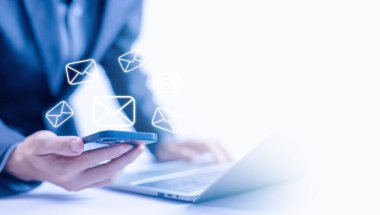 Akıllı telefondan simge yeni e- posta, bilgi iletisi gönder ve web 'e metin yaz. Dijital ortamda akıllı SMS postası kavramı. İş iletişimi bülteni. sosyal medya pazarlaması