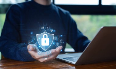 Kilitlenmiş siber güvenlik interneti, saldırıları bir hackerdan koruma konsepti, virüs siberi, çevrimiçi bir sistemde şifre gizliliği. Suçtan korunan veriler. siber güvenlik teknolojisi dijital bilgi