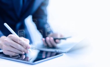 Veritabanında kaydedilen yönetim yazılımı bir dizüstü bilgisayardaki belge verilerini yönetir. Belge dosyaları konsepti dijital elektronik, iş kağıtsız. ERP, işletme kaynak planlama sistemi