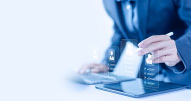 İnsan kaynakları yöneticisi konsepti. İnsanları yönetme, müşteri toplama ve işe alma süreci. İnsan yönetici çevrimiçi dijital teknoloji. İnsan kaynakları ve şirket hizmetlerinin dünya çapında ağ bağlantıları var.