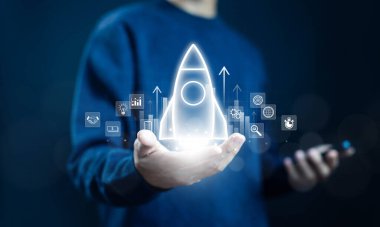 Roketi fırlatmaya başlayın. Strateji geliştirme konsepti. Fikir liderliği gelişim planı. işletme projeleri dijital teknoloji ağ hattı bağlantısı küresel, başlangıç girişimciliği