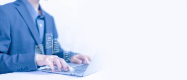 Bir dizüstü bilgisayardaki belge verilerini yönetir. Belge dosyaları konsepti dijital elektronik, iş kağıtsız. ERP, girişim kaynak planlama sistemi. Veritabanında kaydedilen yönetim yazılımı