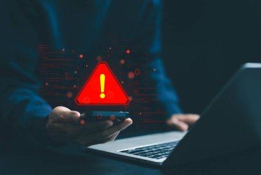 Bildirim spam, sistem arızasının bir siber hata sembolü uyarısıdır. Risk web sitesi teknolojisi konsepti dijital, yazılım verileri sızıntısı, uyarı tehlikesi bir bilgisayar saldırıya uğradı