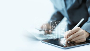 Veritabanında kaydedilen yönetim yazılımı bir dizüstü bilgisayardaki belge verilerini yönetir. Belge dosyaları konsepti dijital elektronik, iş kağıtsız. ERP, işletme kaynak planlama sistemi