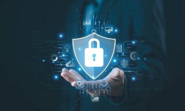 Kilitlenmiş siber güvenlik interneti, saldırıları bir hackerdan koruyor. Çevrimiçi bir sistemde şifre gizlilik kavramı, suçtan korunan veriler, virüs siberi. siber güvenlik teknolojisi dijital bilgi.