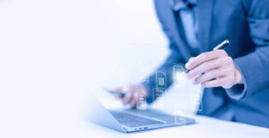 Bir dizüstü bilgisayardaki belge verilerini yönetir. Belge dosyaları konsepti dijital elektronik, iş kağıtsız. ERP, girişim kaynak planlama sistemi. Veritabanında kaydedilen yönetim yazılımı