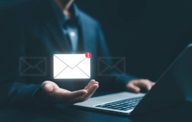İnternete mesaj yaz, laptoptan bilgi iletisi gönder. İş iletişimi haber bülteni kavramı. Sosyal medya pazarlama. yeni simge e- posta, dijital üzerinde akıllı SMS iletisi.